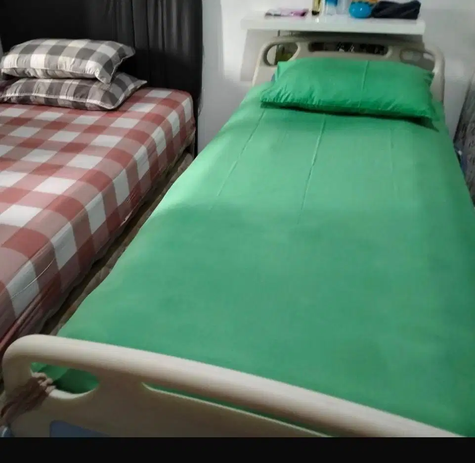 ranjang rumah sakit 2 engkol + kasur busa anti air