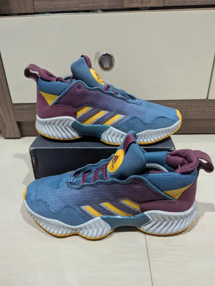 Sepatu Adidas preloved size 43