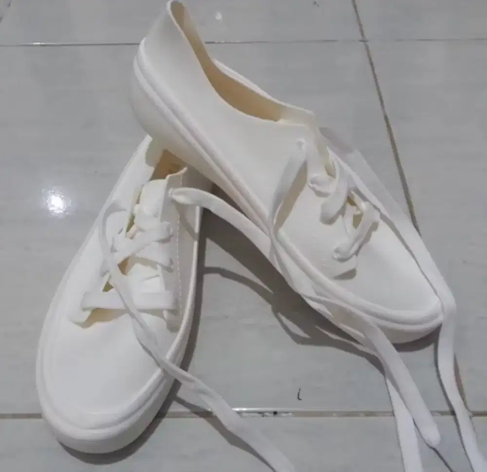 Sepatu masih baru