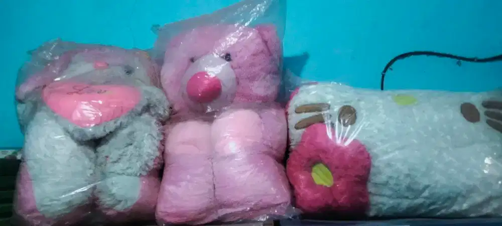 boneka besar dan kecil