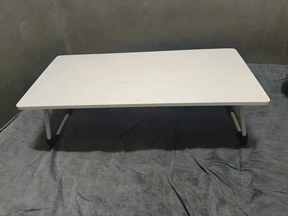 Meja belajar warna putih