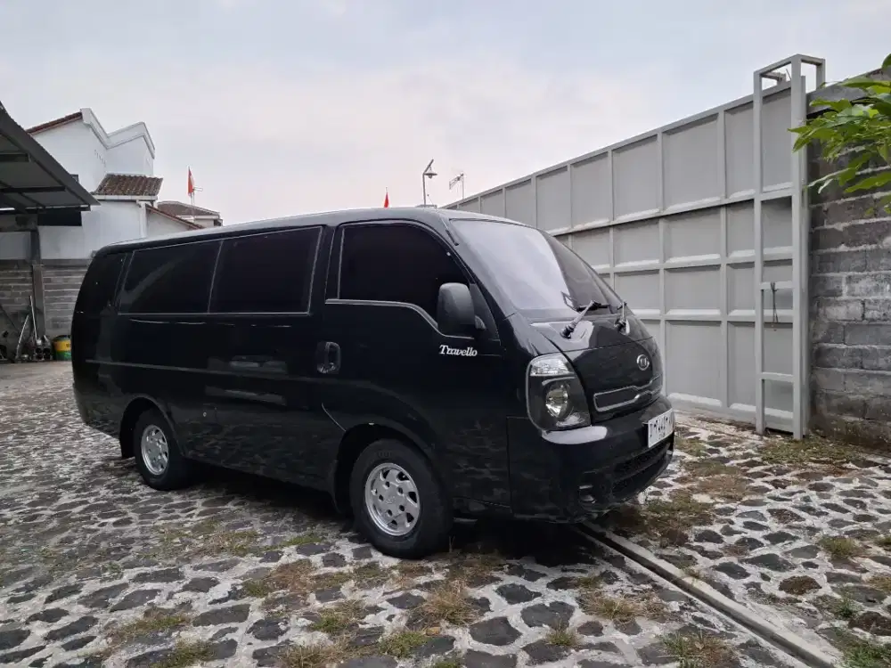 JUAL KIA TRAVELLO 2013 NEW MODEL