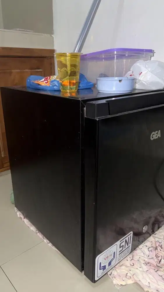 Kulkas mini merk GEA
