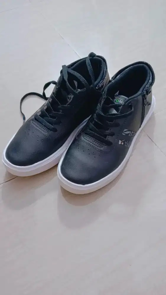 Sepatu Tomkins size 39
