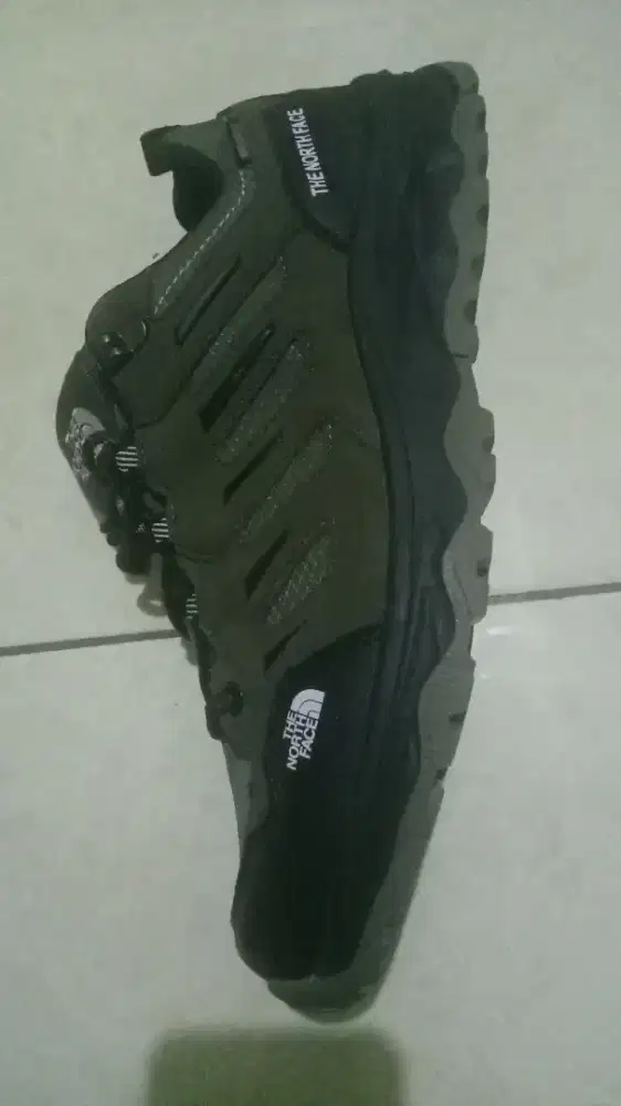 Sepatu gunung 42