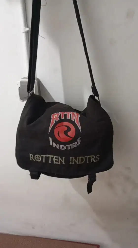 Tas selempang dari Rotten Industries