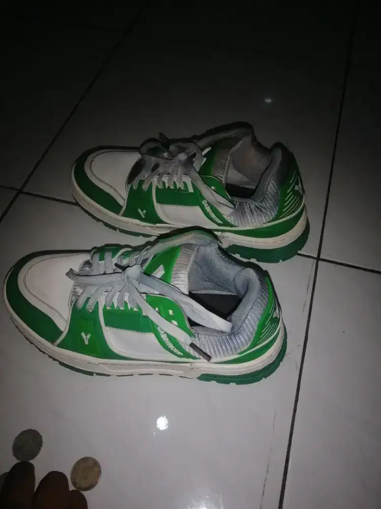 Sepatu baru dari Tiongkok merek cabinkatay dan henset blutut digital