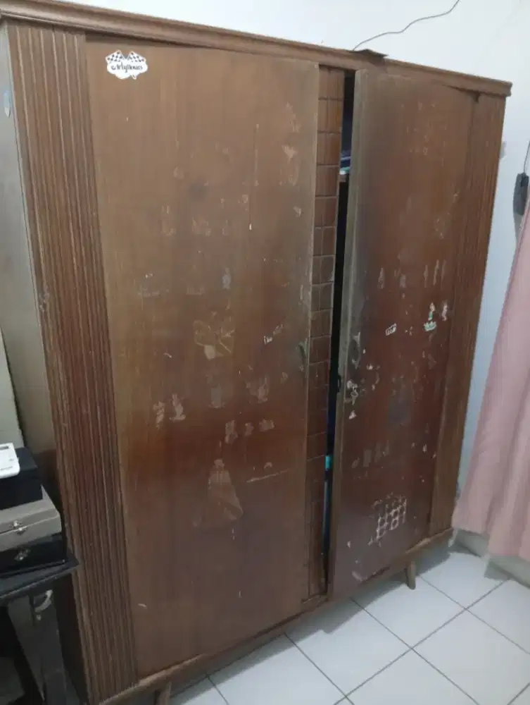 Lemari baju jati antik