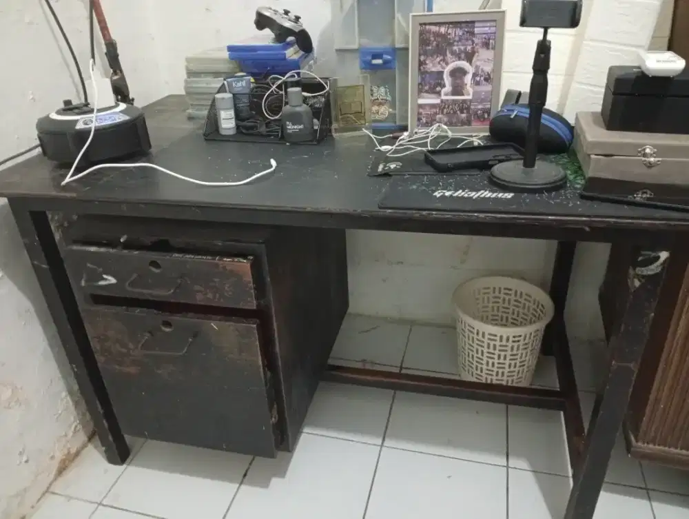 Meja kerja jati