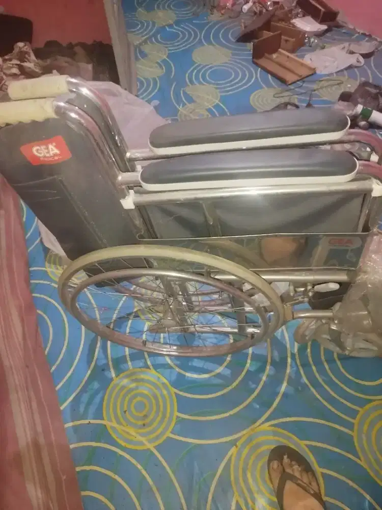 Kursi roda orang sakit