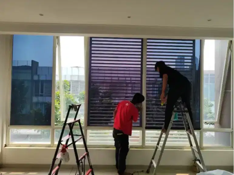 Ahlinya pasang kaca film oleh tenaga berpengalaman