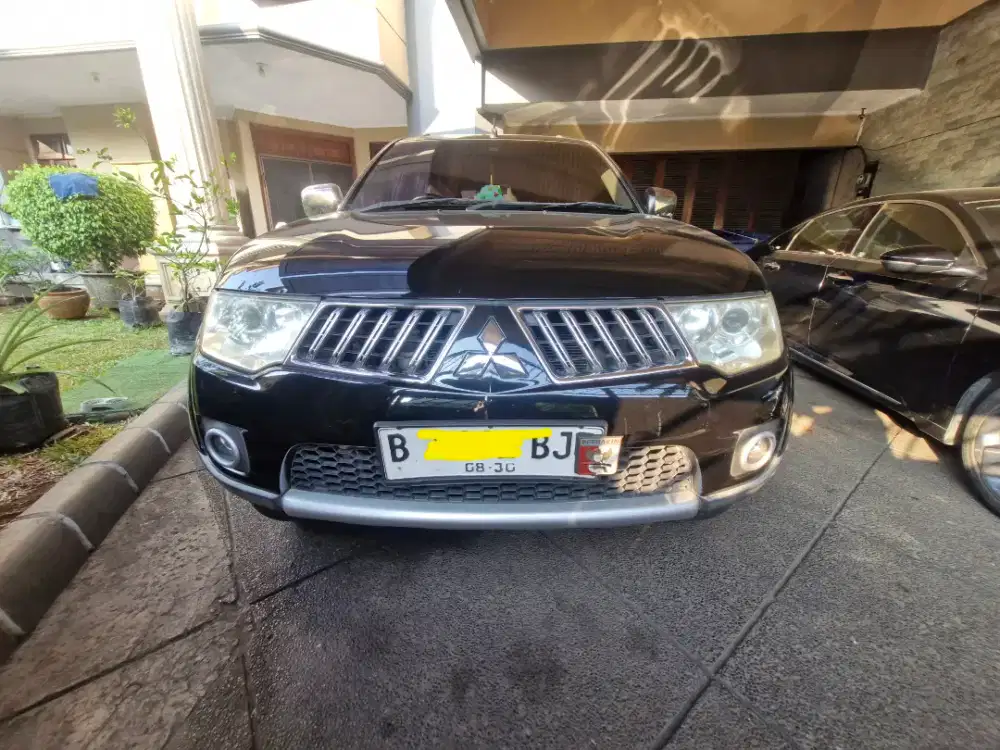Mobil Mitsubishi Pajero Sport exceed 2010 AT low km tangan 1 dari baru