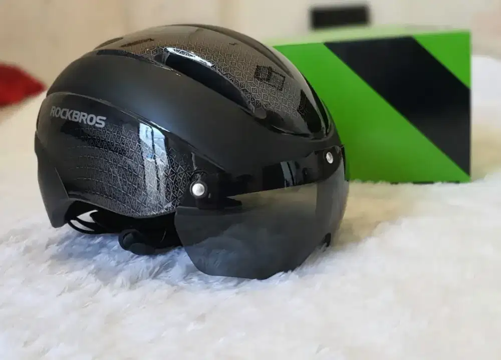 Helm sepeda lengkap dengan visor