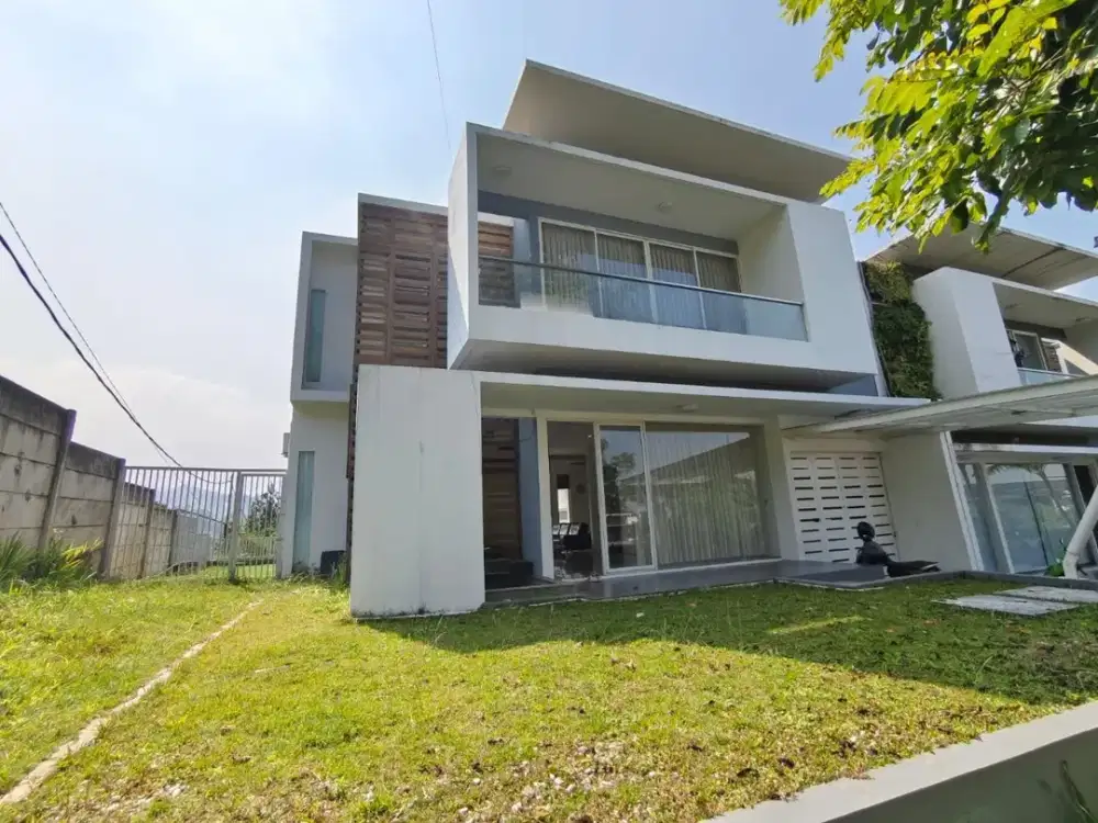 Rumah mewah Di area Dago Citra Green Bandung Utara taman depan belakang