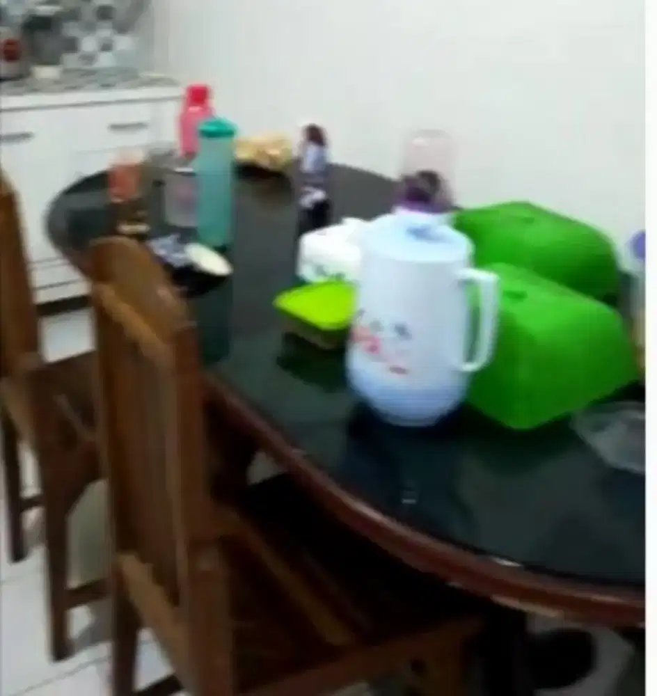 Meja makan dan lemari hias