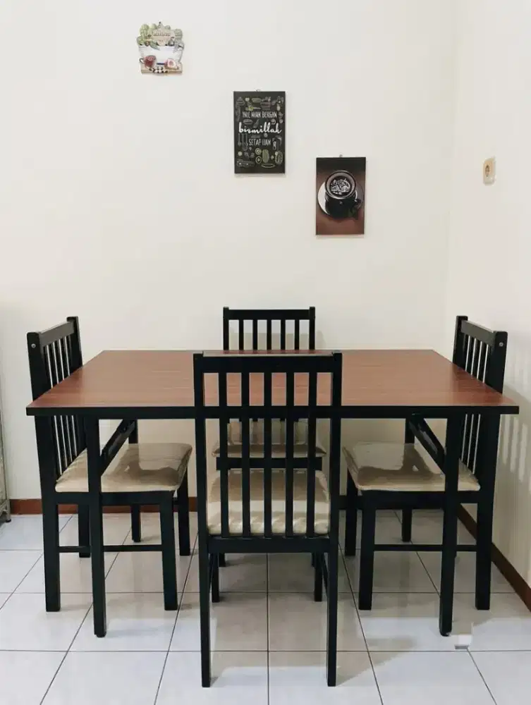 Meja kayu minimalis