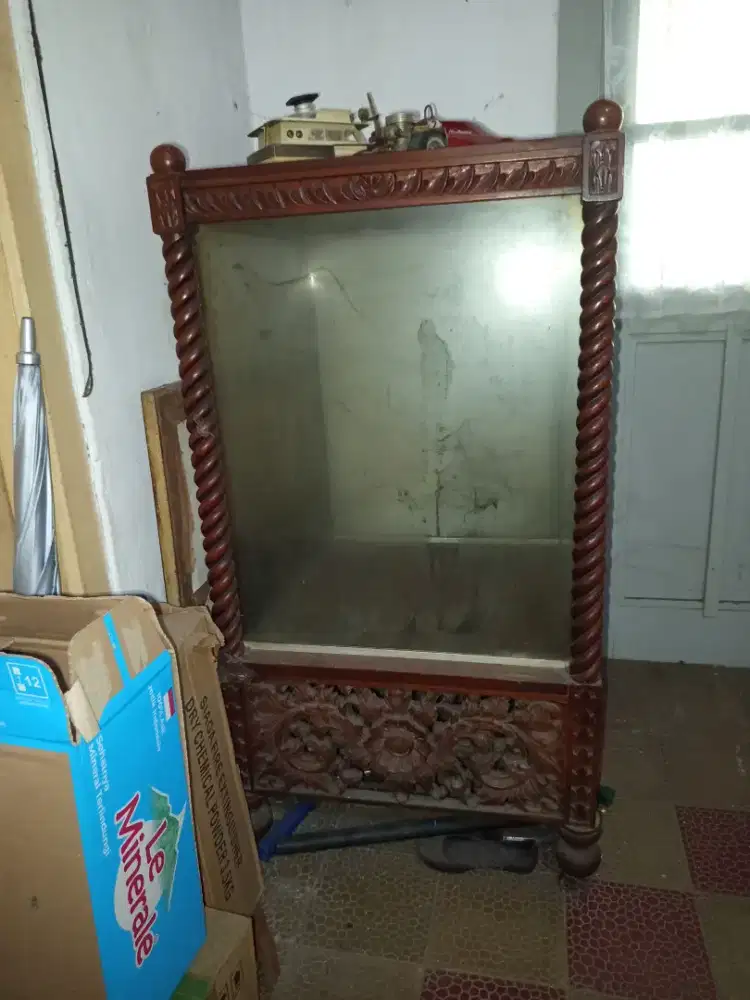 Dijual Lemari Kaca Bekas