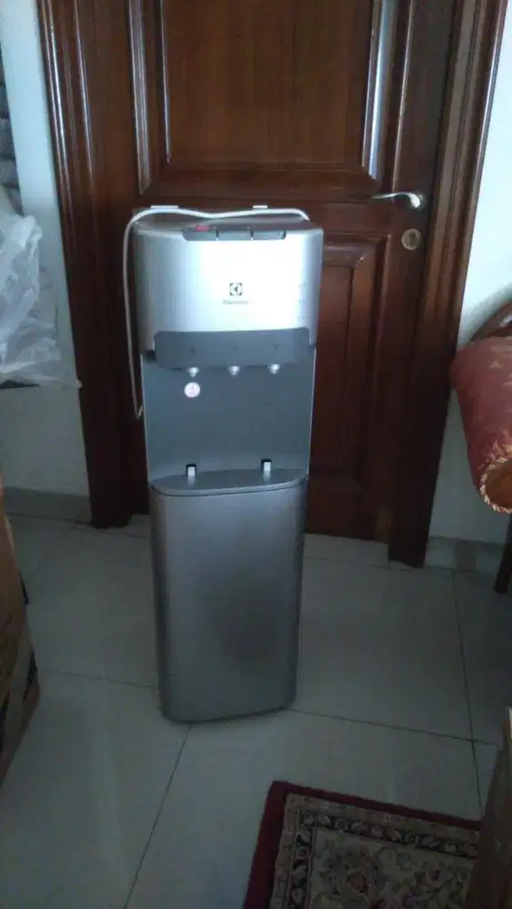 Dispenser electrolux galon bawah