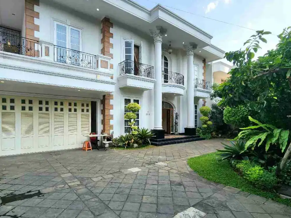For sale
Rumah 2 Lantai Klasik Modern Siap Huni - Pondok indah 
30 meter Dari PIM 2 

 Luxury Classic House