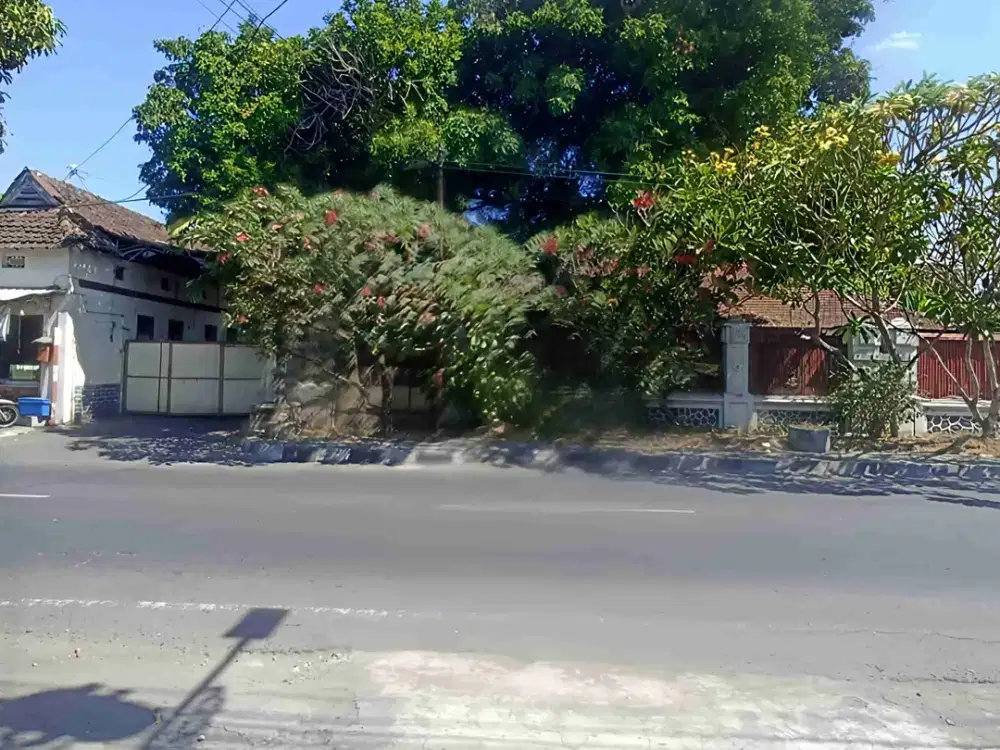Tanah Luas bonus bangunan pinggir jalan utama Kota Gedhe Yogyakarta