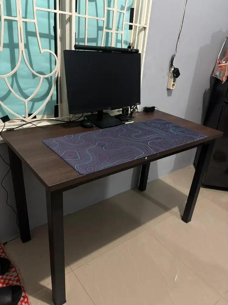 Meja Kerja + Monitor LG 24Inch