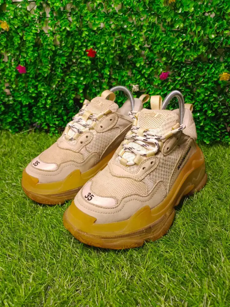 Sepatu Balenciaga triple s clear sole sneakers