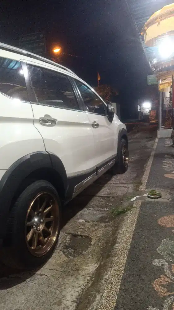 Menyewakan mobil + supir