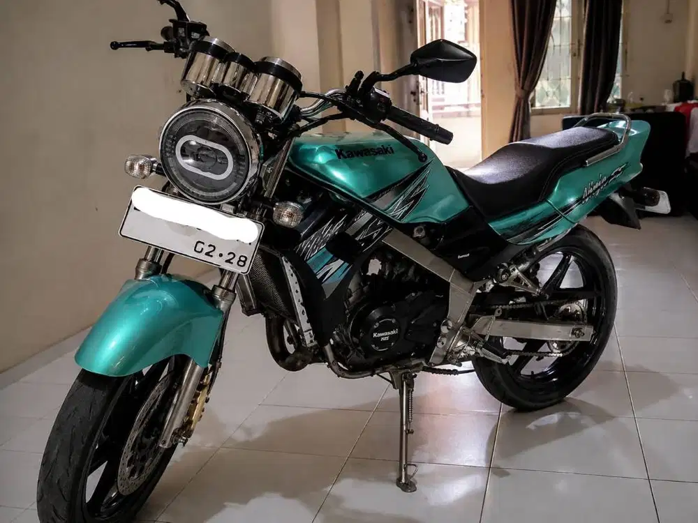 DIJUAL KAWASAKI NINJA 150 R 2-TAK  – body dan mesin mulus 100%