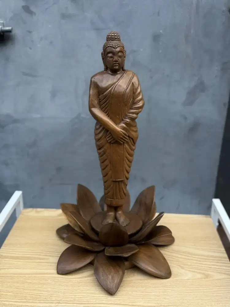 Buddha kayu berdiri di lotus