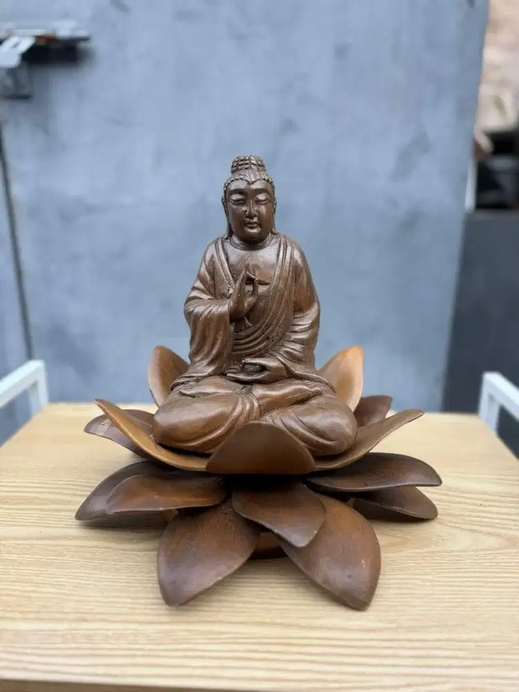 Buddha kayu duduk di lotus