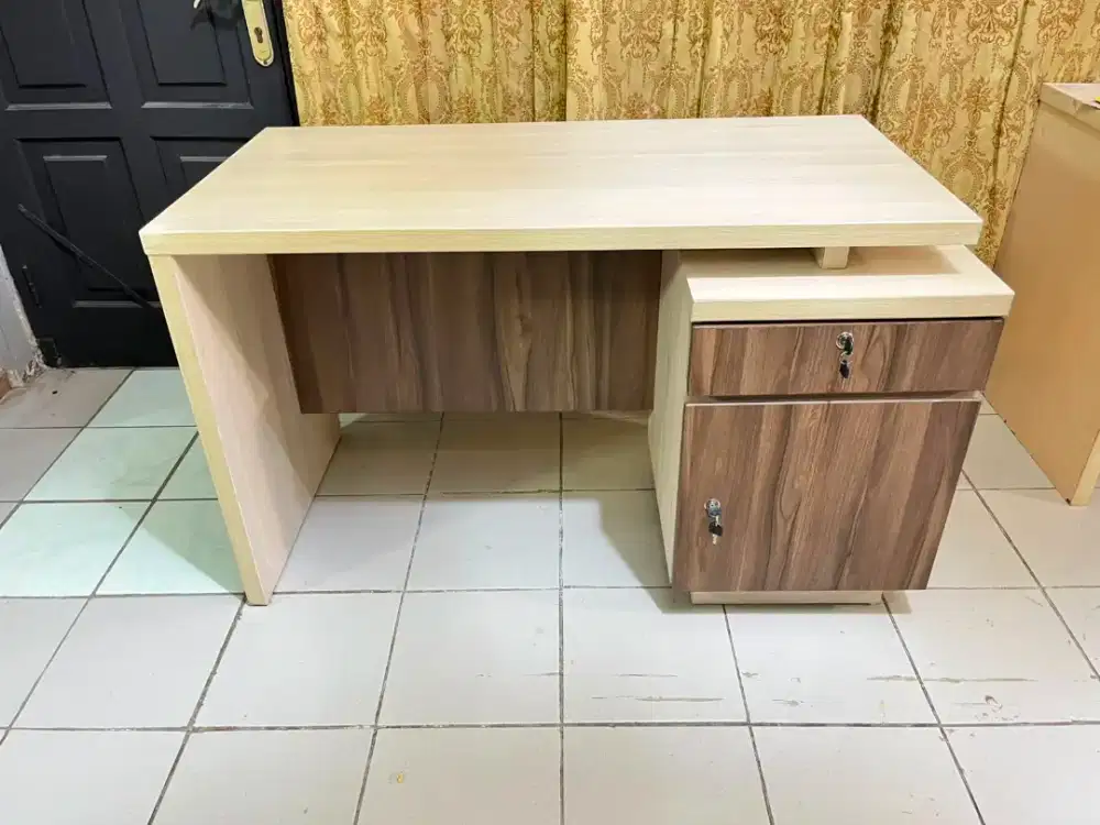 Meja kantor Second