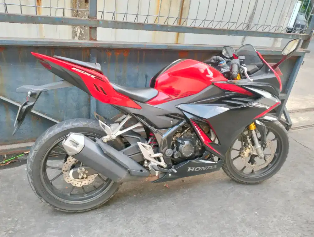 CBR 150R non ABS Tahun 2021 Merah Hitam