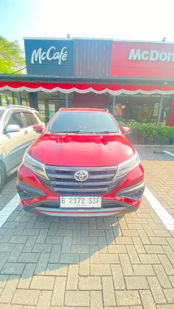 Di jual toyota rush warna merah tahun 2019