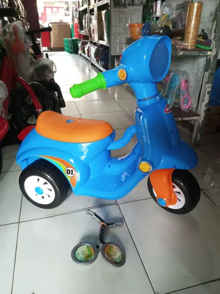 Mainan anak vespa naik musik