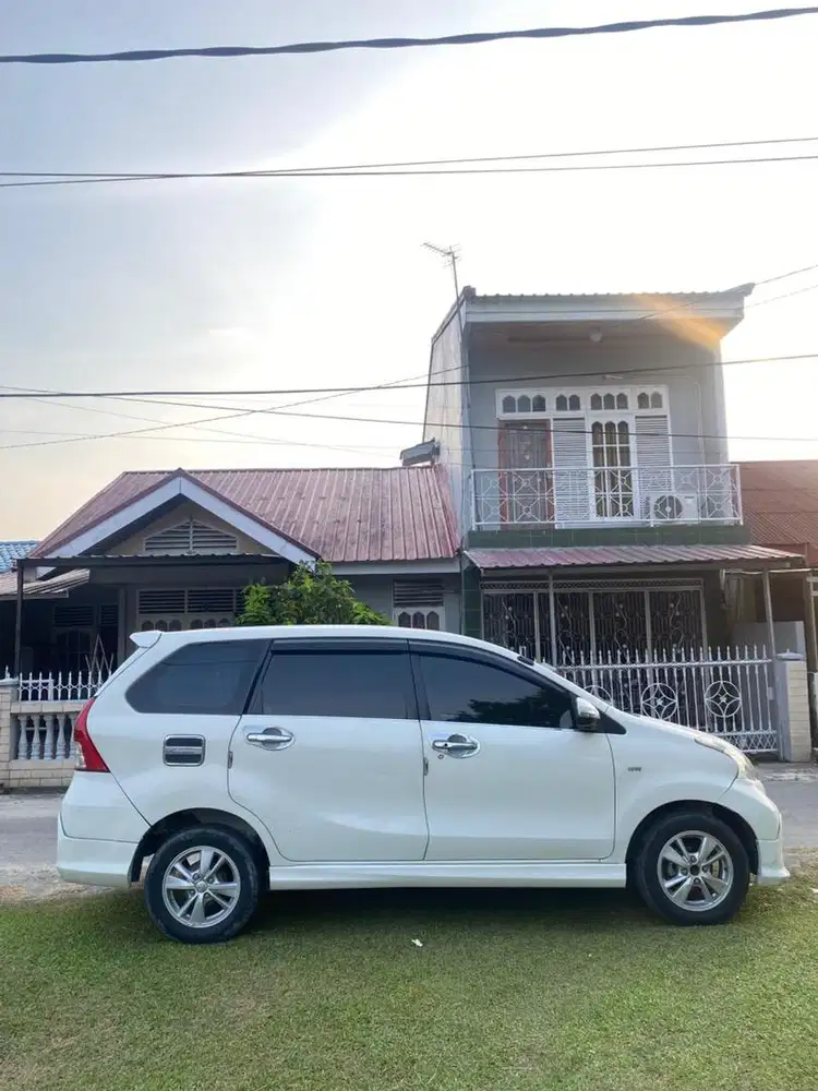 AVANZA VELOZ LUXURY 1.5 MT 2015