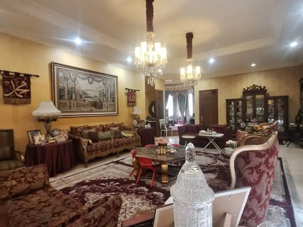 Rumah Klasik di Gading Kirana Barat, Kelapa Gading - Semi Furnished