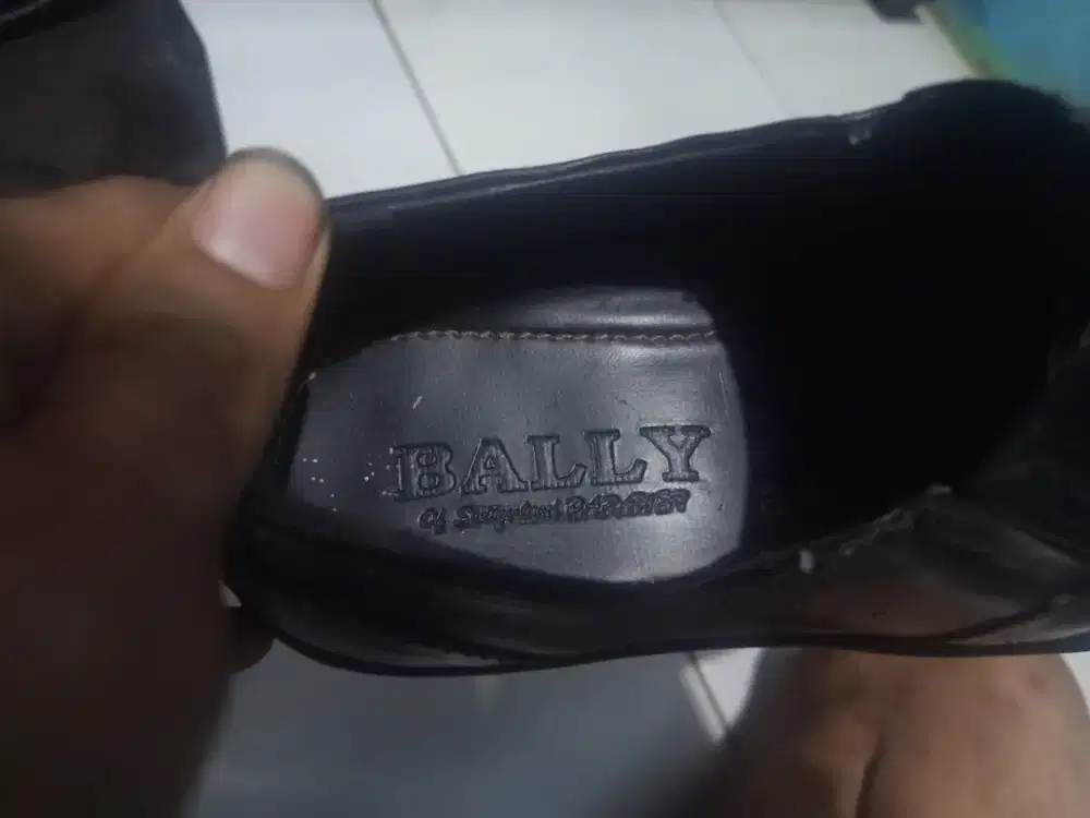 Sepatu pantofel merek bally