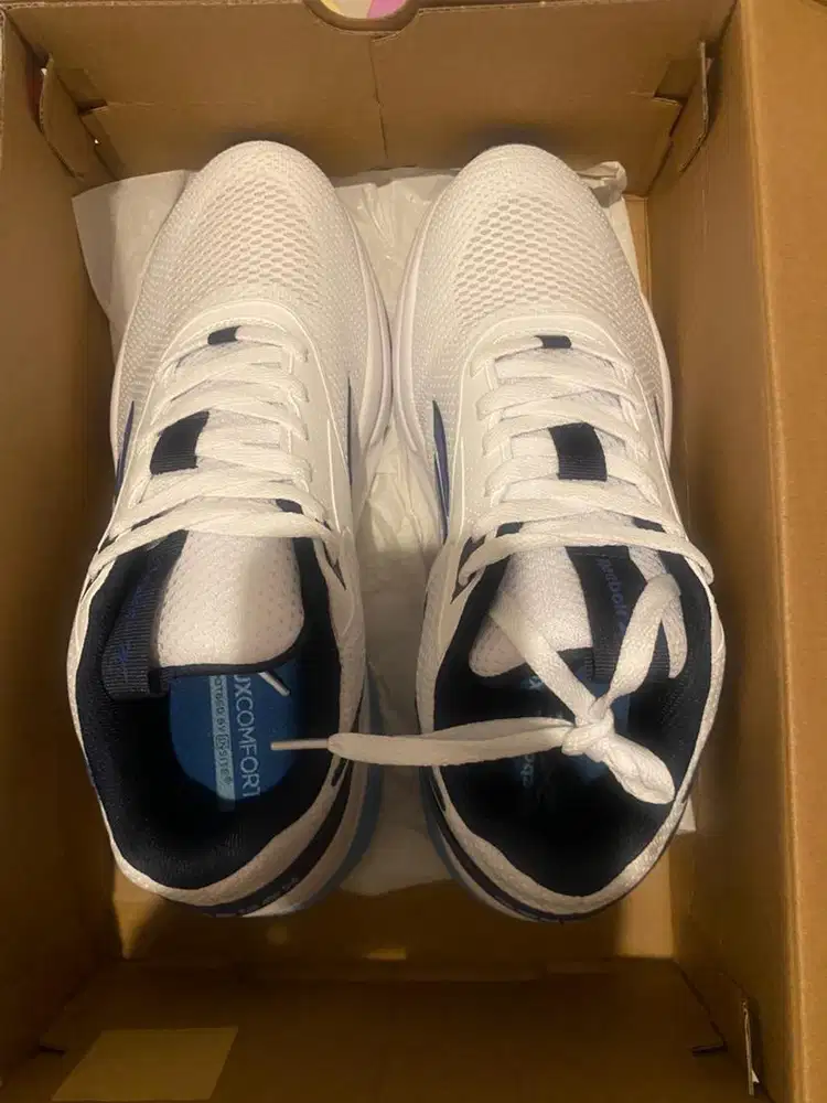 SEPATU REEBOK PUTIH