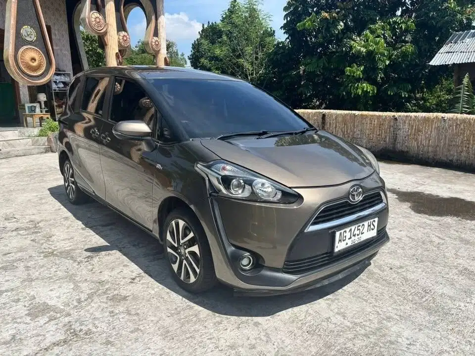 Toyota Sienta 1.5 V  2017 h is bisa tukar tambah sekoto kediri jatim
