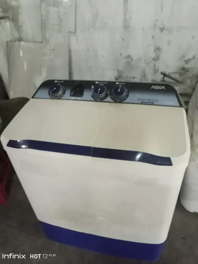 Mesin cuci 2 tabung merek Aqua kapasitas 8kg
