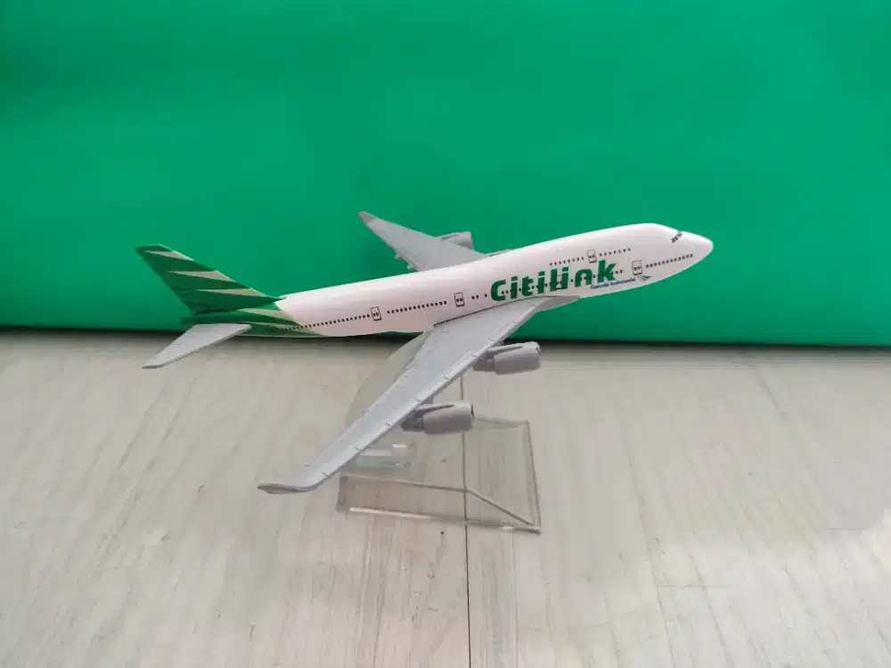 Miniatur pesawat bahan besi