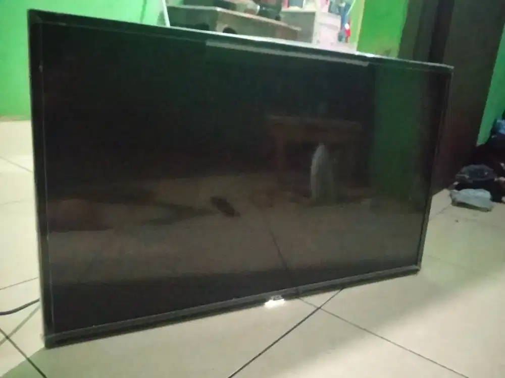 TV TCL 32 kondisi Layar retak Karena kepentok Pintu.