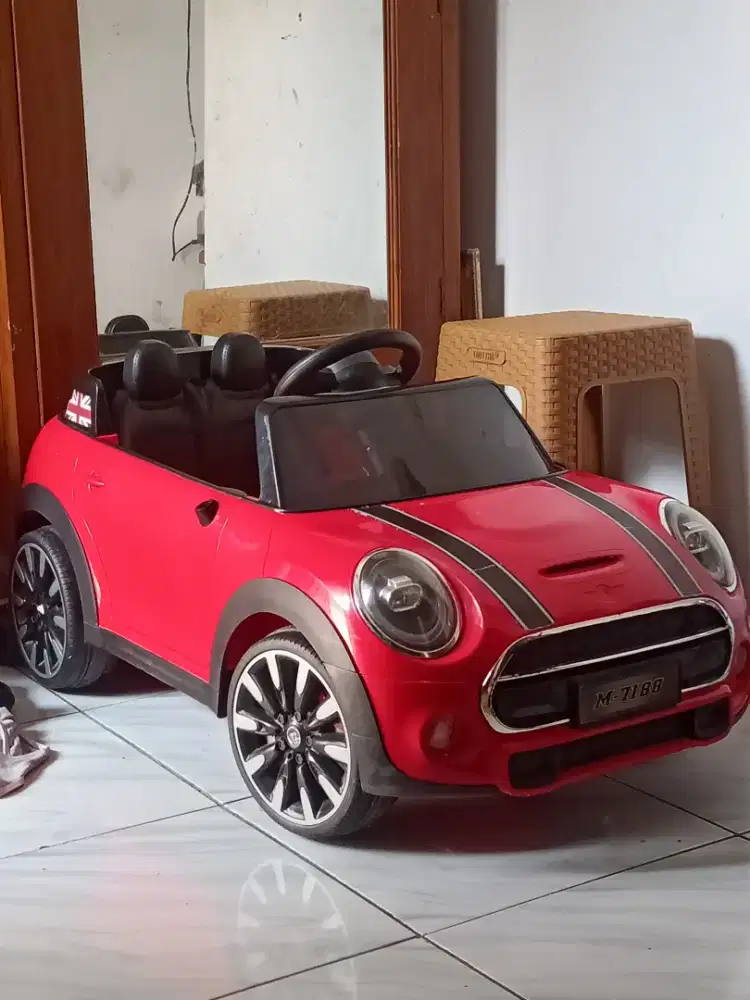 Dijual cepat mobil aki mini Cooper lengkap dengan cas remot control