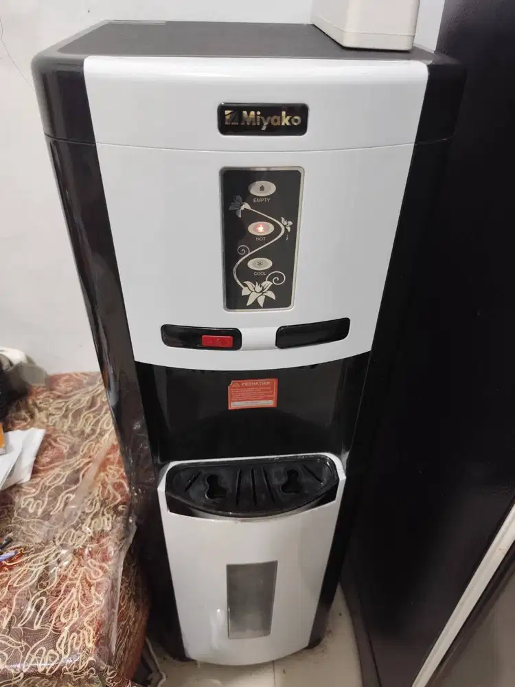 Dispenser galon bawah