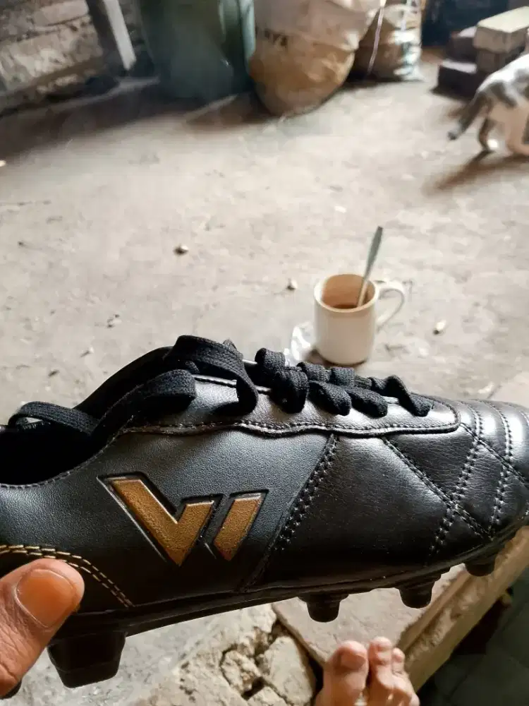 Sepatu bola hitam gold