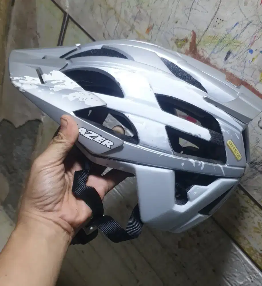 helem sepeda gunung Lazer
