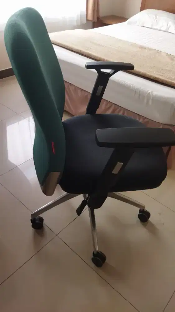 Kursi kantor bekas tapi baik