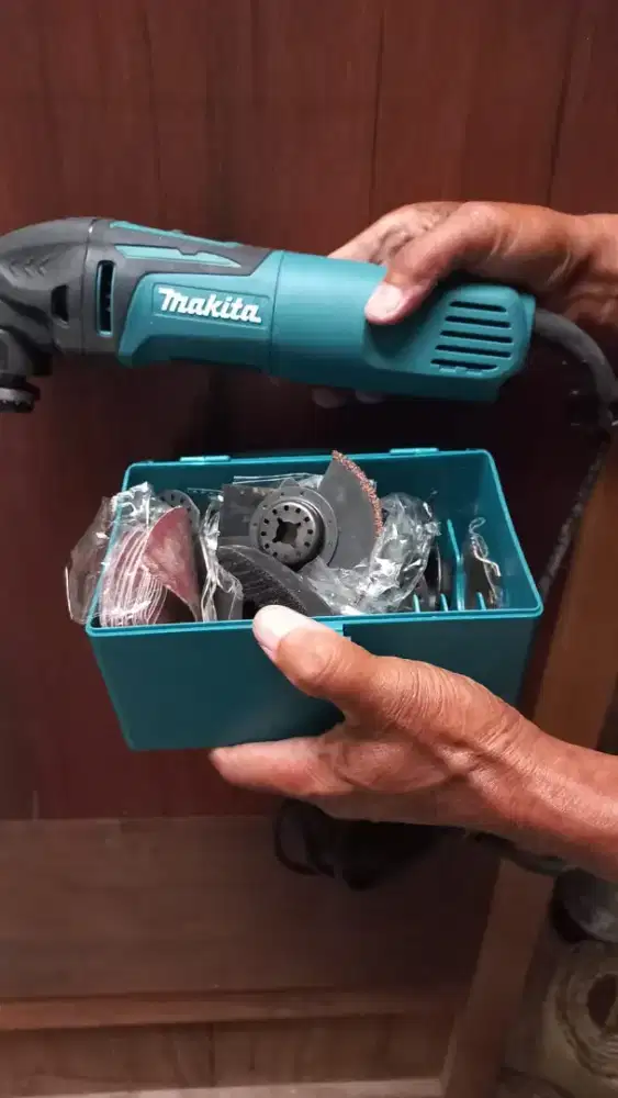Mesin amplas merk Makita