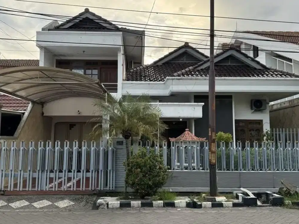 Rumah Dharmahusada Indah Hadap Timur
