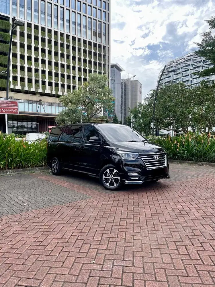 Hyundai H-1 Royale 2.5 CRDi AT (Diesel) 2020  Black Hitam